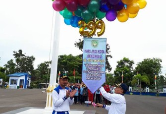 Pejabat Wali Kota Bengkulu Budiman Ismaun Dan Sekretaris Daerah Kota Bengkulu Melepas Balon Sebagai Simbol Dibukanya Kegiatan Pelaksanaan Hut Kota Bengkulu ke 299 