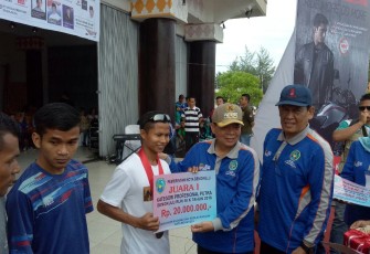 Pejabat Wali Kota Bengkulu Budiman Ismaun Memberikan Hadian Berupa Uang Binaan Kepada Juara I Atlet Asal Nusa Tenggara Barat