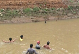 Pencarian korban yang tewas tenggelam di saluran irigasi