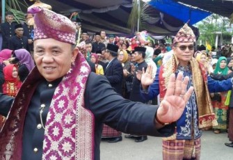 Sekretaris Daerah Provinsi Bengkulu Nopian Andusti Dan Bupati Bengkulu Selatan Dirwan Mahmud Melakukan Tari Tari Andun