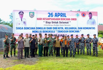 Asisten pemerintahan dan kesra Hamka Sabri bertindak sebagai upacara dalam apel siaga lintas sektor dan gelar alat penanggulangan bencana di halaman BPBD provinsi Bengkulu.