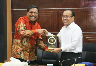 Penyerahan cindera mata, Bupati Bengkulu Utara Ir Mian usai melakukan audensi dengan Mensesneg RI Prof Pratikno untuk mengundang Presiden RI Joko Widodo hadir di Bengkulu Utara