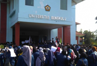 Ratusan Mahasiswa UNIB saat menggelar aksi demo di depan gedung rektorat UNIB