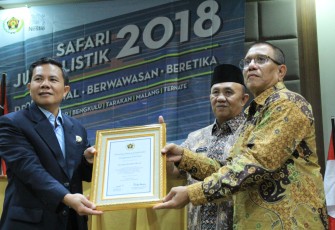 Penyerahan penghargaan pelaksanaan Safari Jurnalistik dari PWI pusat kepada PWI Provinsi Bengkulu.