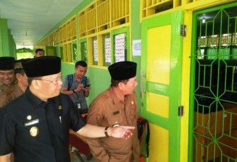 Plt Gubernur Rohidin Mersyah bersama Pejabat Wali Kota Bengkulu, Budiman Ismaun saat terjun langsung untuk melihat pelaksanaan UNBK di SMA Plus Negeri 7 Kota Bengkulu, Senin (09/04/18).