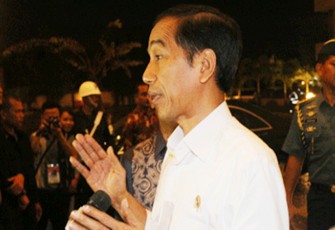 Presiden Jokowi saat menghampiri awak media di Hotel Santika Bengkulu pasca berkunjung ke Bengkulu pada tahun 2014.