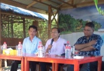 Rizal Ramli saat ngopi bareng didampingi  didampingi Dr. Rahimandani ketua SMSI Provinsi Bengkulu dan Teguh Santosa mantan ketua SMSI pusat.