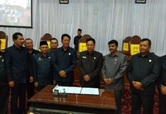 Pimpinan Dewan Perwakilan Rakyat Provinsi dan Asisten I Bidang Pemerintahan dan Kesra Provinsi Bengkulu Foto Bersama