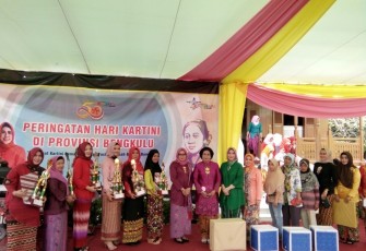 Pembagian Hadiah Kepada Para Pemenang Lomba Kartini 
