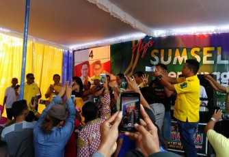 Cagub Nomor urut 4,Dodi Reza Alex saat bernyayi bersama masyarat Lubuklinggau,di halaman Kolam pemancingan Jl.Cereme,Sabtu (28/4).