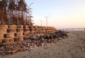 Nampak sampah menumpuk di Pantai Panjang 