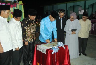 Penandataangan prasasti peresmian gedung al-azhar sma Al Qur'an Harsallakum pondok pesantren Ihya'ul Qur'an.