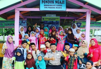 Bripka Suharno SH saat foto bersama di depan Pondok Ngaji yang ia buat. Foto (Tribratanewsbengkulu.com)