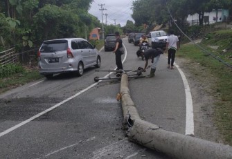 Kondisi robohnya tiang listrik di Desa Kemang Manis, Minggu (27/05/18)