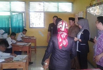 Anggota Komisi I DPRD Bengkulu Tengah  Evi Susanti Pantau Pelaksanaan UNBK Dan UNKP