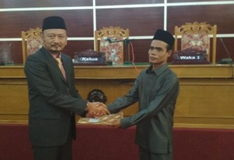 Penyerahan LKPJ Yang Diserahkan Oleh Waka II DPRD Kepada Sekda Kota Bengkulu