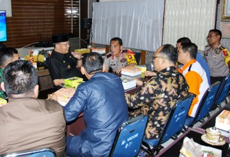 Plt gubernur Bengkulu Rohidin Mersyah saat mengikuti video conference (Vicon) Rapat koordinasi lintas sektoral dalam rangka analisa dan evaluasi  (ANEV) pengamanan Idul Fitri 1439 H/2018 Masehi di Polda Bengkulu.  