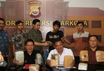 Wadir Narkoba, AKBP Pambudi didampingi Kasubbid Penmas, Kompol H Mulyadi dalam eksposnya. Foto (Tribratanewsbengkulu.com)