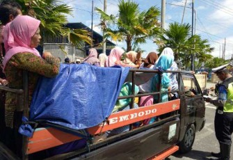 Kendaraan Bak Terbuka Bawa Penumpang Langsung Ditilang