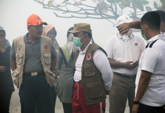 Sekda Bengkulu bersih-bersih pantai.