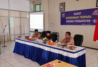 Sekretaris Daerah Provinsi Bengkulu Nopian Andusti Memberikan Arahan Dalam Rakor Terpadu Bidang Pendapatan Yang digelar di Aula Dinas Pendapatan Daerah (Dispenda) Provinsi Bengkulu