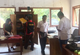 Tim Kejari Kaur saat melakukan penggeledahan di Kantor Camat Maje
