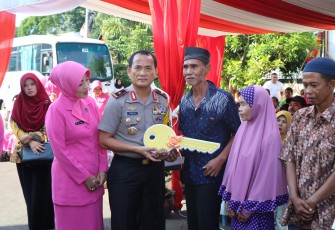 Kapolda Bengkulu Brigjen Pol. Drs. Coki Manurung, SH, M. Hum menyerahkan secara langsung hasil bedah rumah kepada masyarakat pada acara bakti sosial kesehatan yang dilaksanakan di Halaman Mapolres Bengkulu, Senin,(09/07/2018)