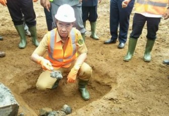 Bupati Rejang Lebong Ahmad Hijazi Saat Meletakan Batu Pertama