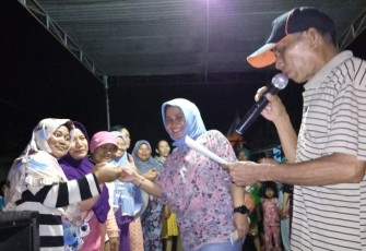 Warga semangat menerima hadiah yang diberikan Kapolsek Megang Sakti diwakili istrinya Yesi (kanan mengenakan jilbab hijau), ditempat tinggalnya Prumnas lestari kecamatan Lubuklinggau Timur 1 Kota Lubuklinggau Provinsi Sumatera Selatan,Juumat (17/8).