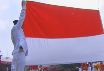 Pelajar asal SMAN 2 Kota Bengkulu pembentang bendera merah putih di Istana Negara