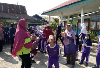 Kepala Sekolah SDN 68 Nursana Memberikan Semangat Kepada Anak-anak Peserta Lomba