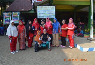 Kepsek SDN 79 Foto Bersama Dengan Dewan Guru 