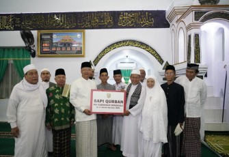 Gubernur Bengkulu menyerahkan sapi kurban secara simbolik pada pengurus Masjid Jamik Soekarno Kota Bengkulu