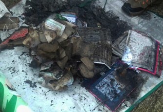 Alquran dan beberapa buku nampak hangus terbakar 