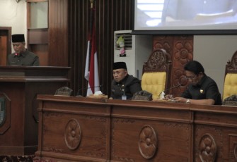 Sekretaris Daerah Provinsi Bengkulu Nopian Andusti menghadiri Rapat Paripurna Ke-3 Masa persidangan ke III tahun sidang 2018, di Ruang Rapat Paripurna DPRD Provinsi.