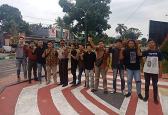 Kader HMI foto bersama usai dibebaskan
