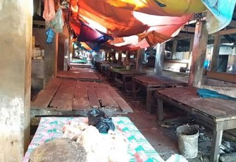 Lapak kosong ditinggalkan pedagang ke area luar pasar