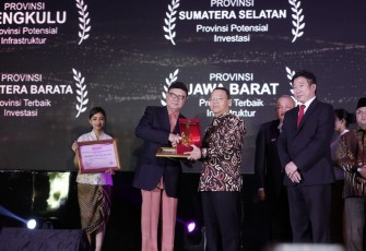 Plt Gub Rohidin Mersyah terima penghargaan Indonesia's Attractiveness 2018 untuk Provinsi Bengkulu kategori provinsi potensial dimensi infrastruktur.