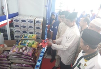 Camat Gading Cempaka Kota Bengkulu Soni Risdiyanto Melakukan Pemotongan Pita 