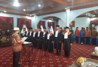 Walikota Bengkulu Helmi Hasan saat melantik Majelis Pertimbangan Tuntutan Ganti Rugi (MP-TGR) Kota Bengkulu di Balai Kota