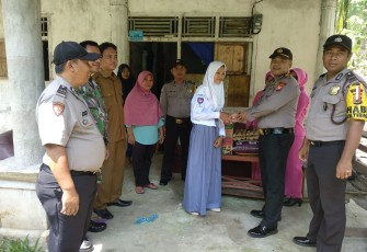 Polsek Kaur Selatan saat memberikan sembako kepada warga