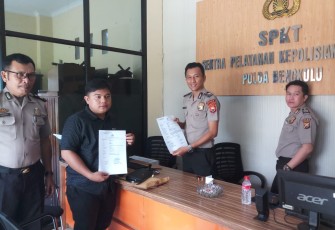 Pemred Garudadaily.com saat melaporkan Ketua DPRD Kota ke Polda Bengkulu