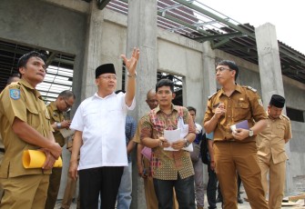 Plt Gubernur Rohidin Mersyah meninjau beberapa proyek pembangunan milik pemerintah Provinsi Bengkulu.