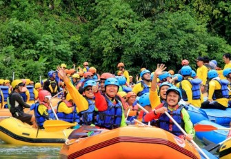 Plt Gubernur Bengkulu Rohidin Mersyah saat di Camping Ground Danau Tes 
