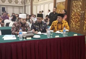 Walikota Bengkulu H Helmi Hasan bersama Direktur PDAM Sjobirin Hasan saat menghadiri Kegiatan Hibah Air Minum Perkotaan. 