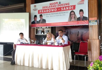 Erlan Oktriandi saat memberikan pendapatnya tentang politik
