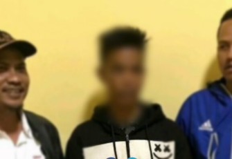 Pelaku (Tengah)  saat diamankan
