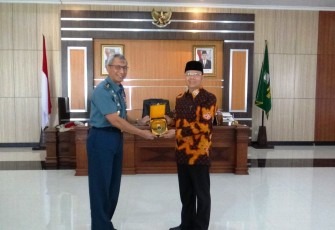 Penyerahan Cinderamata, Pelakat, Panduan Hidrografi dan Oseanografi serta Peta.