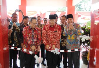 Pengguntingan pita peresmian Gedung PLUT Plt Gub didampingi Deputi Restrukturisasi Usaha Abdul Kadir Damanik.