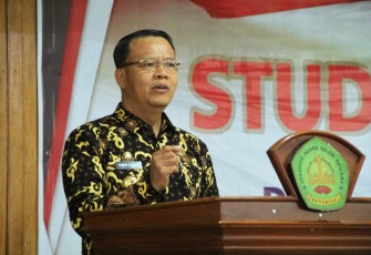 Plt Gubernur Bengkulu Rohidin Mersyah hadir dan menyampaikan Materi (Kuliah Umum) dengan Tema 'Peran Kampus Dalam Pembinaan Ideologi Bangsa' pada kegiatan Stadium General Mahasiswa.